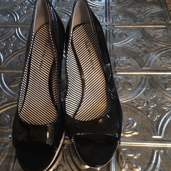 Patent Leather Anne Klein Wedges SUPER CUTE - Picture 4 of 4