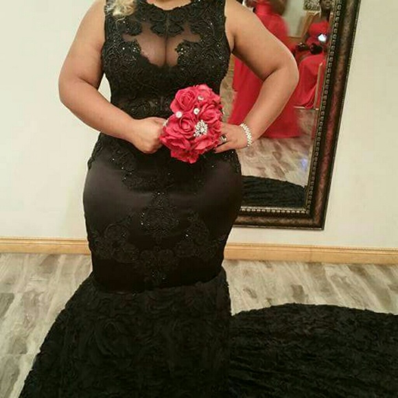 Black Gown - Picture 1 of 2