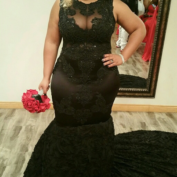 Black Gown - Picture 2 of 2