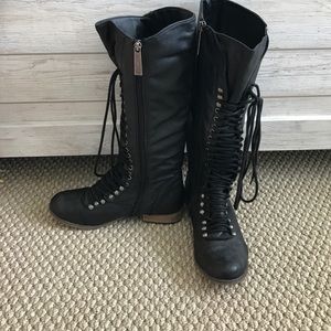 Black lace up women's boots!