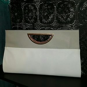 NWOT large Sasha clutch