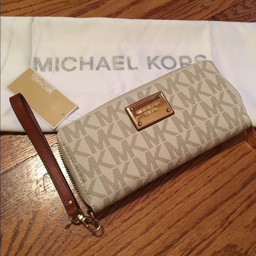Authentic NWT Michael Kors Wallet w/wristlet