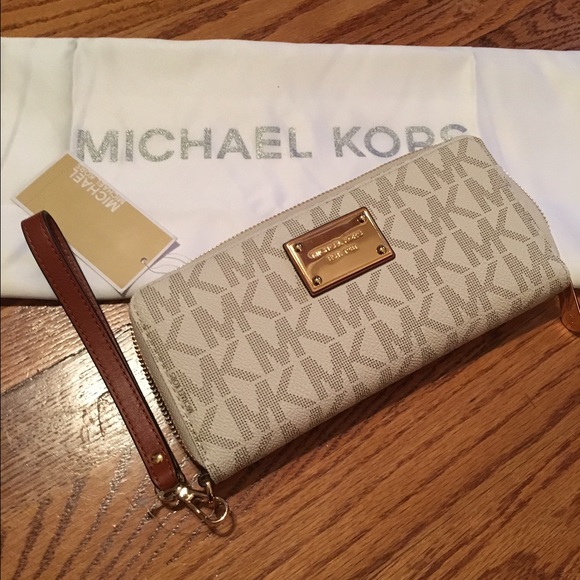 Authentic NWT Michael Kors Wallet w/wristlet - Picture 1 of 4