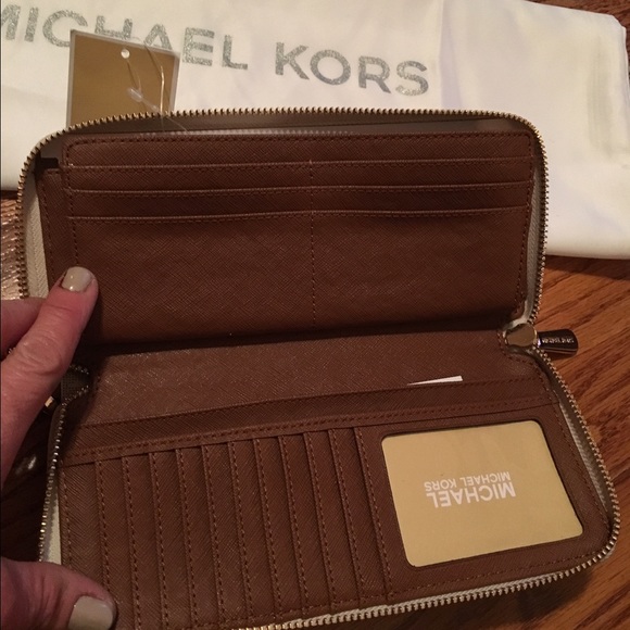 Authentic NWT Michael Kors Wallet w/wristlet - Picture 2 of 4