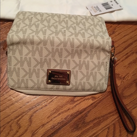 Authentic NWT Michael Kors Wallet w/wristlet - Picture 3 of 4