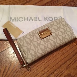 Authentic NWT Michael Kors Wallet w/wristlet