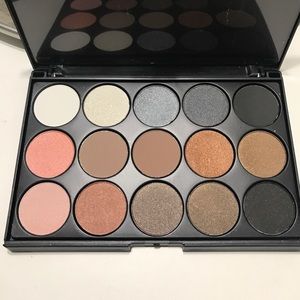 Eye shadow palette