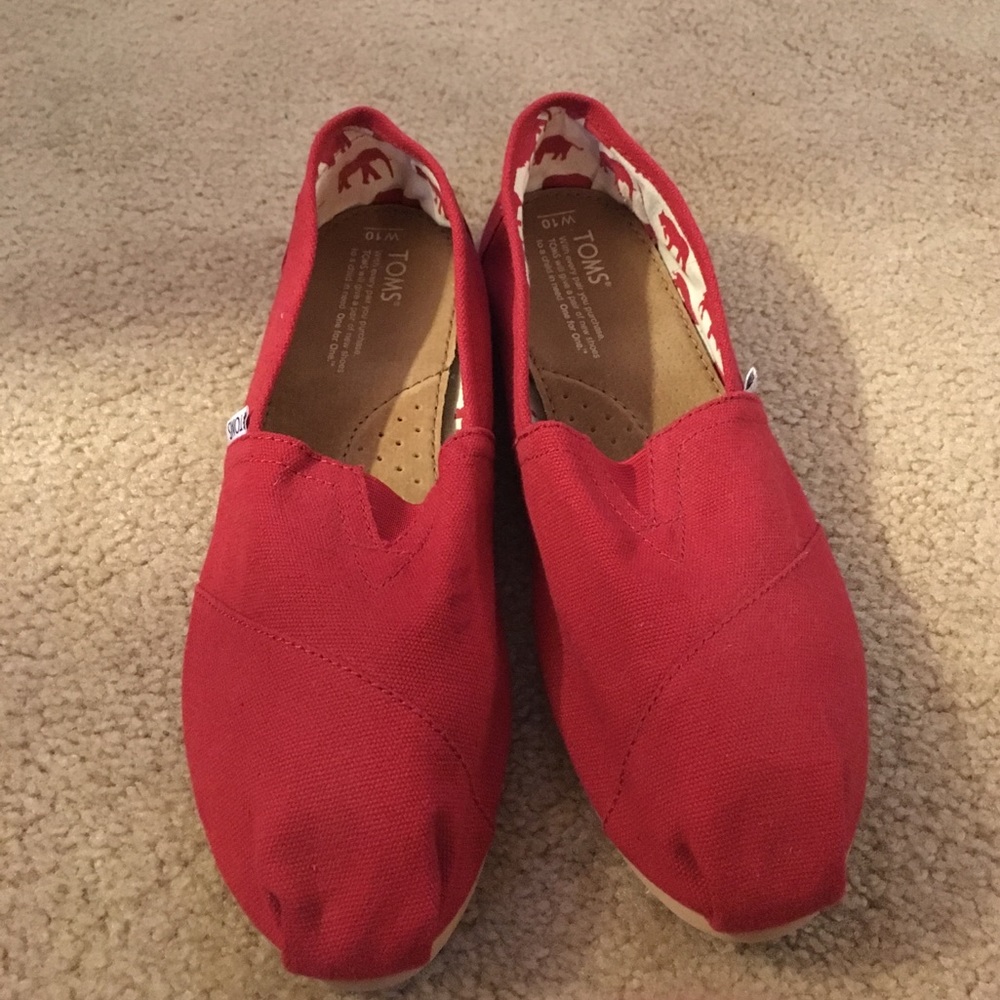 Red Size 10 Toms shoes barely worn