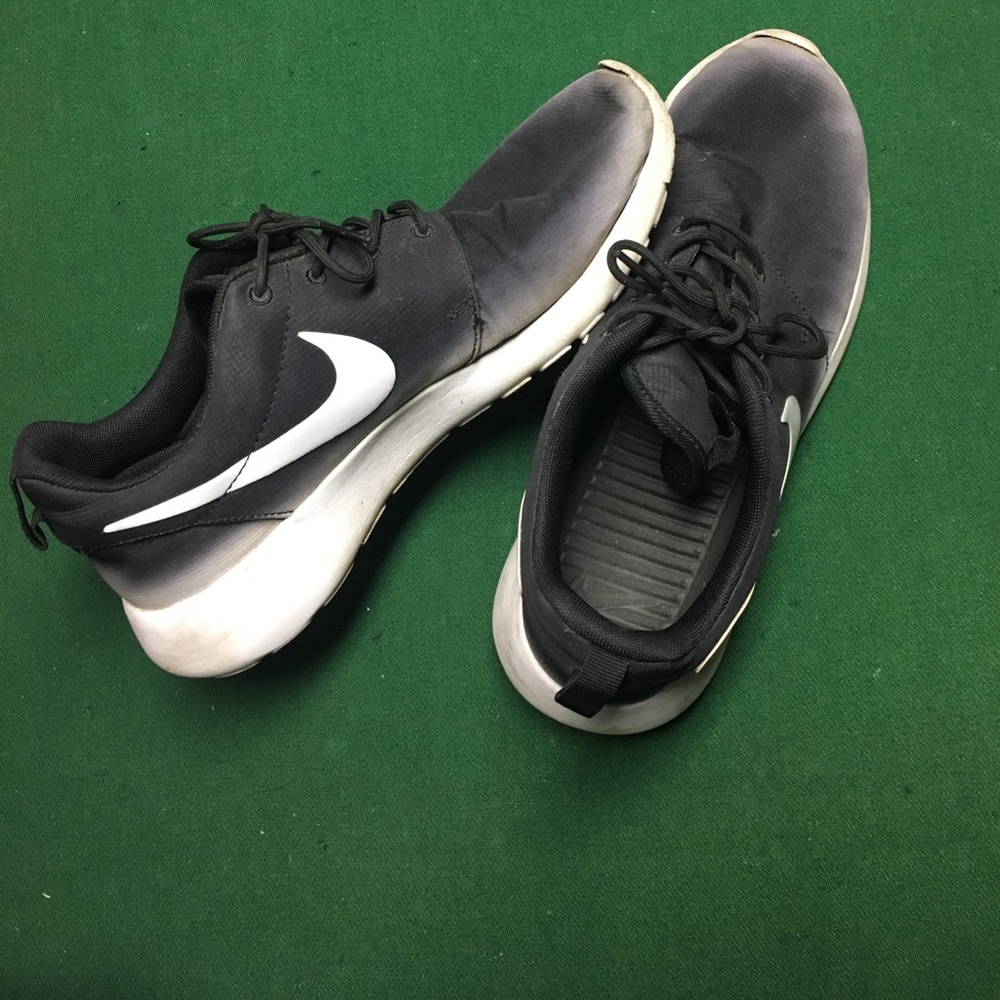 Tennis shoes