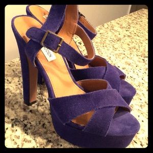 Blue suede chunky Steve Madden platform Pumps!