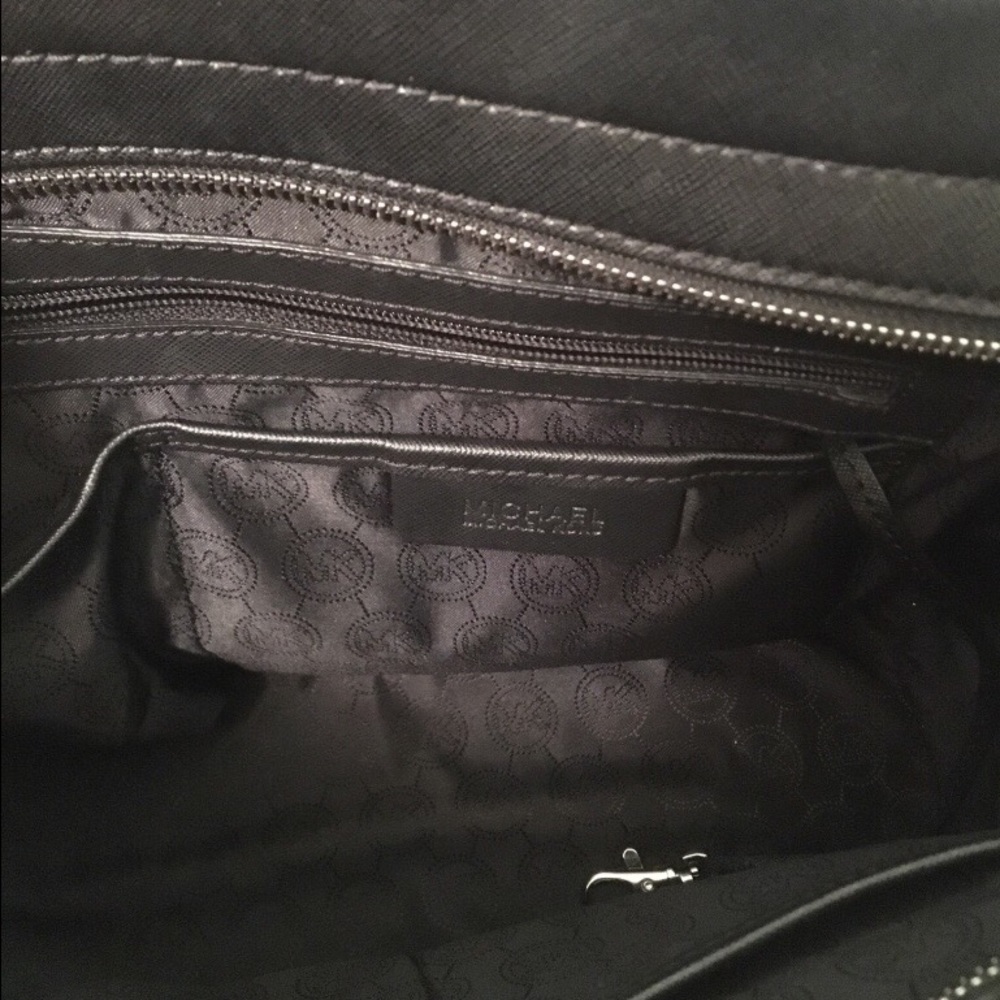 Michael Kors Trapezoid Bag- White and Black - Picture 2 of 5