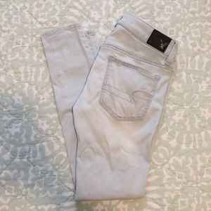 AE Destroyed lightwash jeggings.