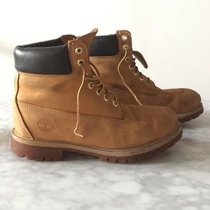 Men's classic Timberland boots. Size 9.5.