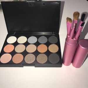 Eyeshadow palette + brushes