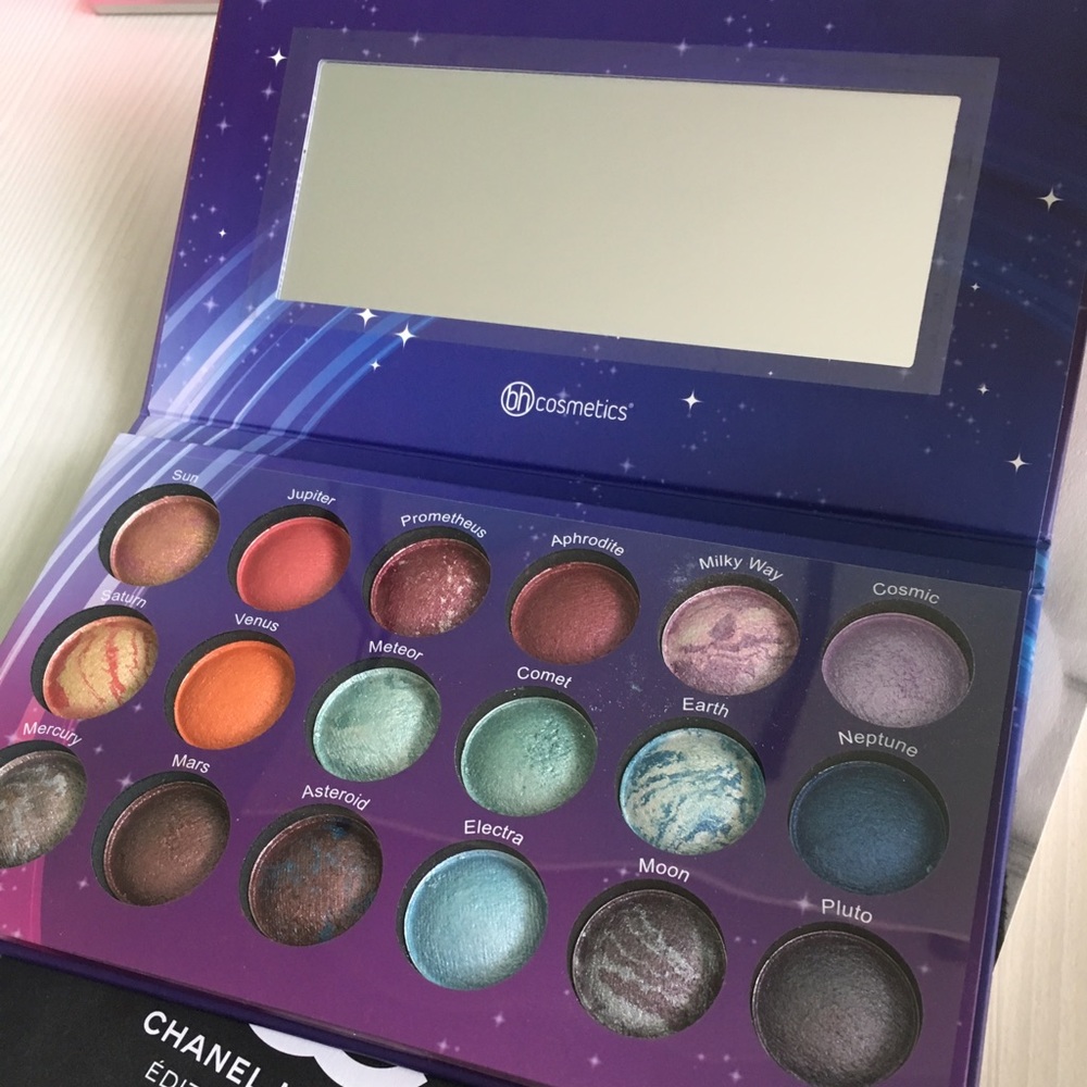 ✨Galaxy Chic Eyeshadow Palette✨