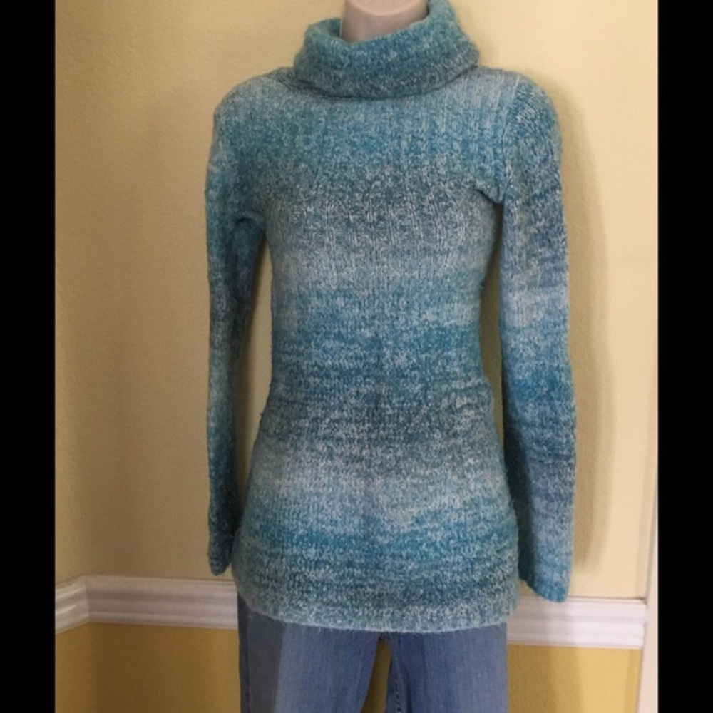 DONATING 3/12! Beautiful soft turtleneck sweater S