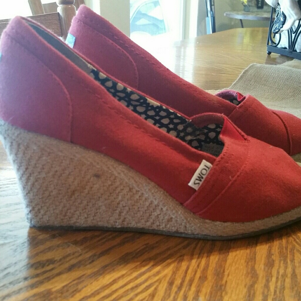 Toms red wedges
