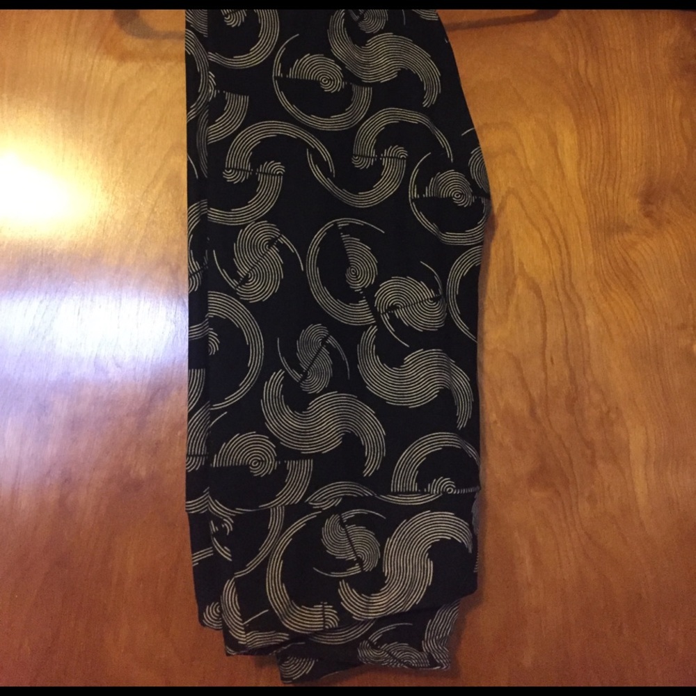 LuLaRoe TC black and grey design leggings
