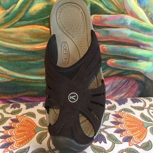 KEEN Rose Sandals black suede slip on size 7