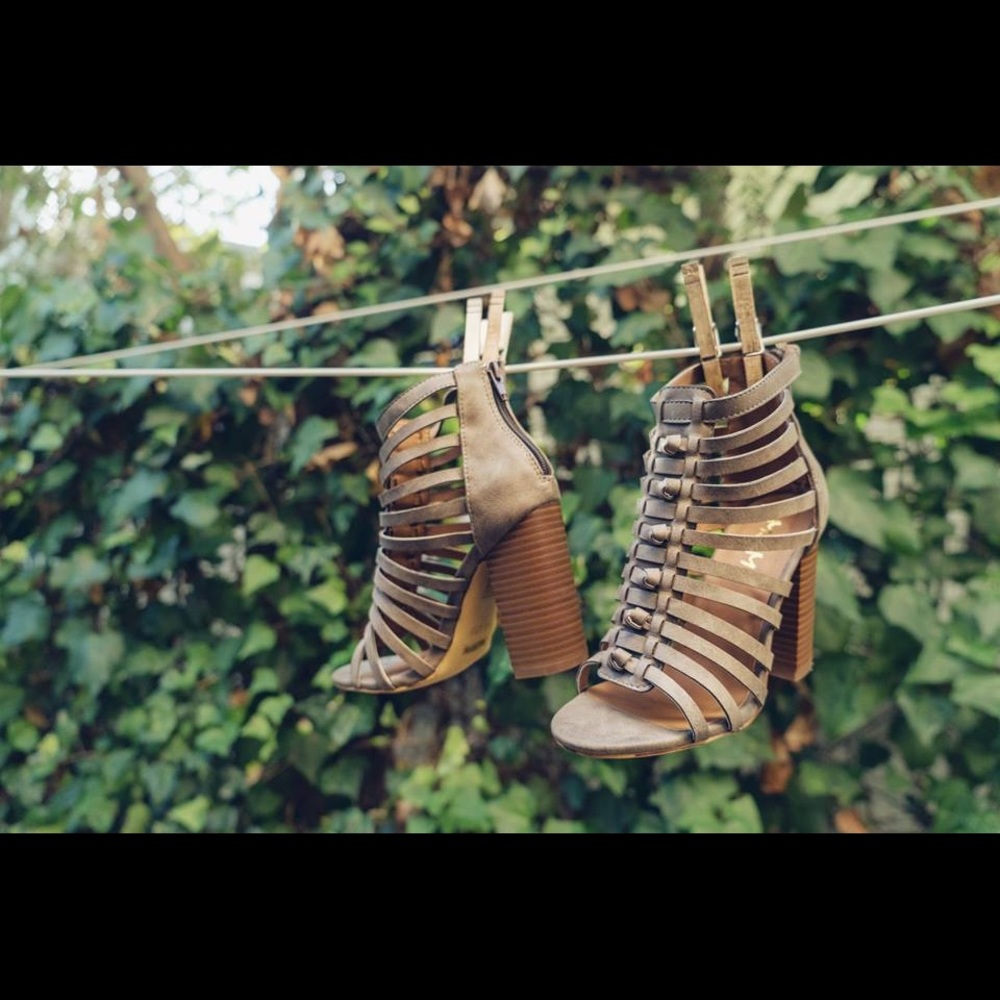 NEW**Ladies high top straps chunky heels sandal - Picture 3 of 3