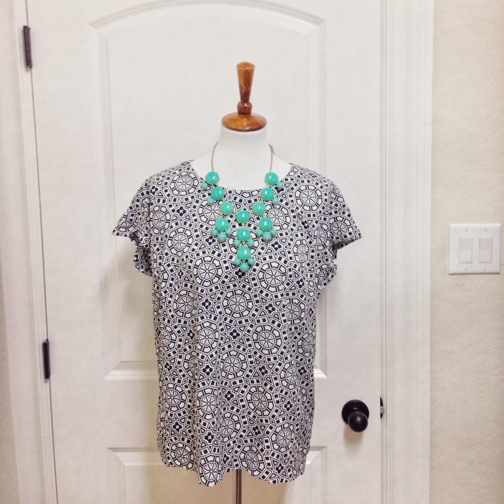 Like new black + white geometric pattern top - L