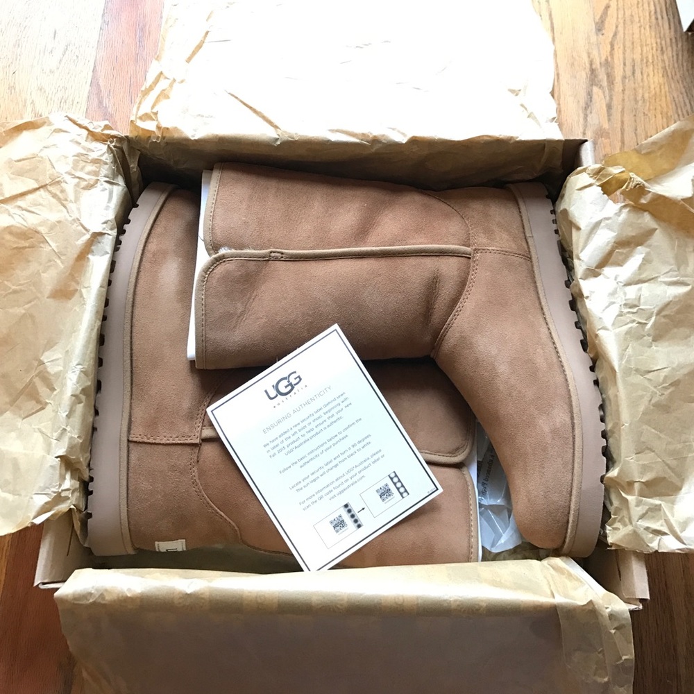 New in box UGG Michelle boots size 7 chestnut
