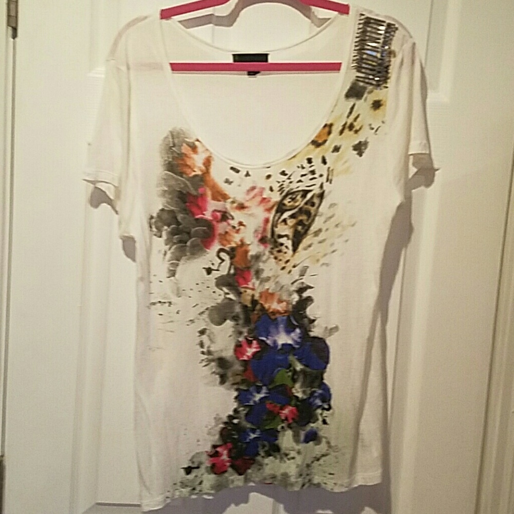 Short sleeve shirt with embellishments