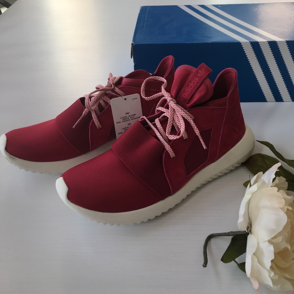 Adidas Sneakers 🎉 Last Pair🎉 - Picture 1 of 4