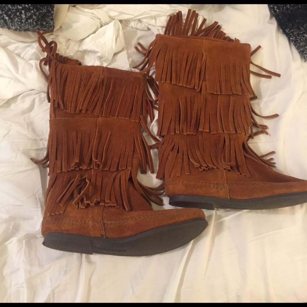 Minnetonka Fringe Boot size 8