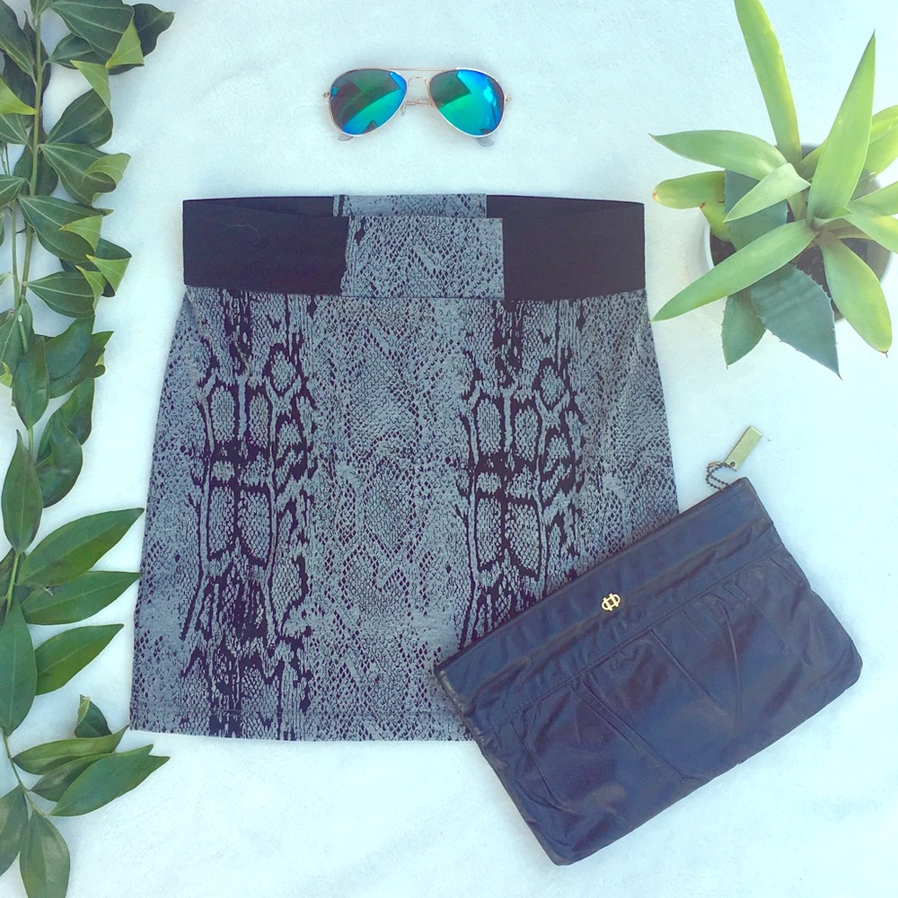 Medium black & gray snakeskin pattern Guess skirt!
