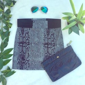 Medium black & gray snakeskin pattern Guess skirt!