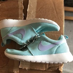 Women's size 7 Nike Roshe Run