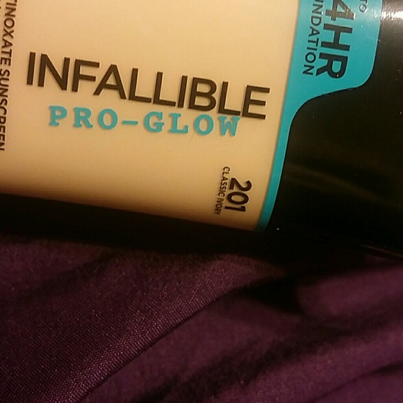 L'Oreal Infallible Pro Glow - Picture 3 of 4