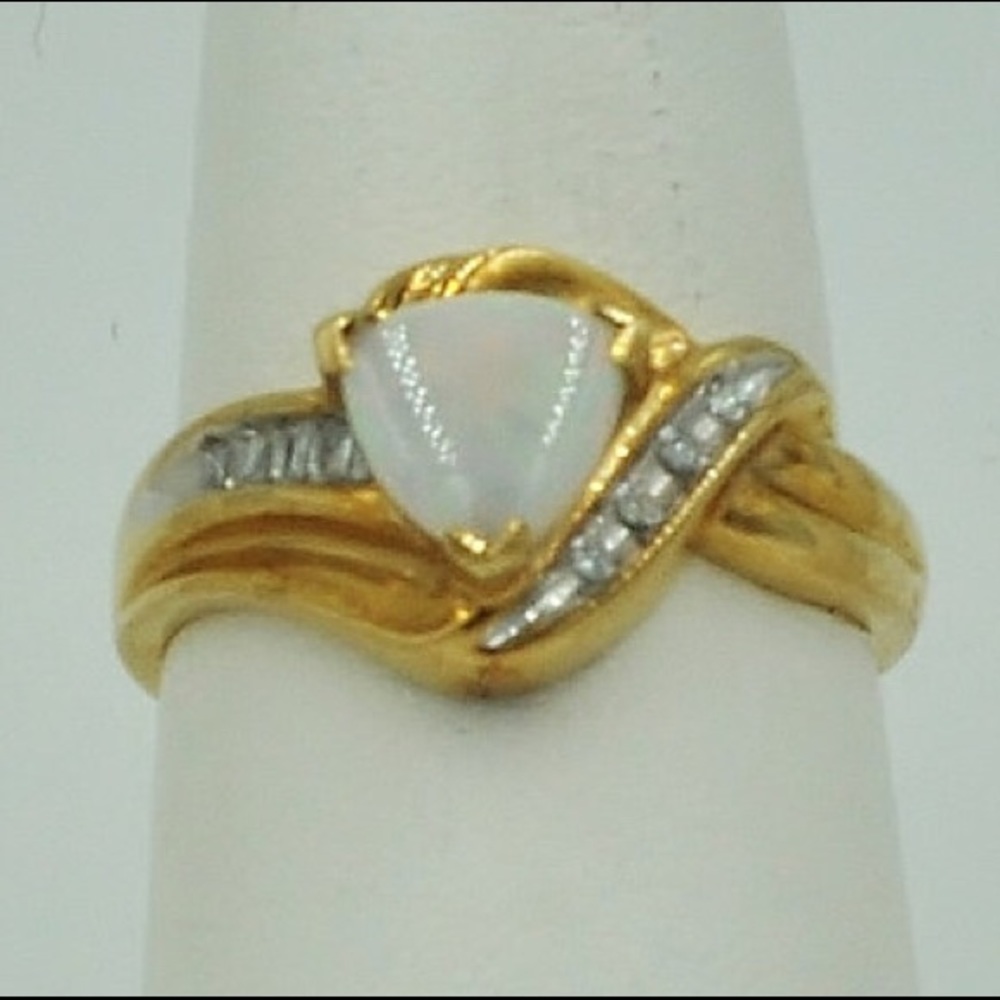 Beautiful 10K Gold, Opal & Diamond Ring. SZ 7