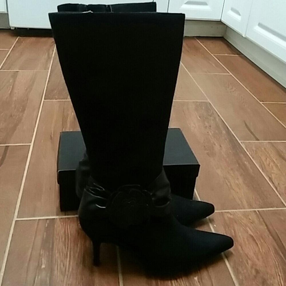 Boots with floral accent on the side