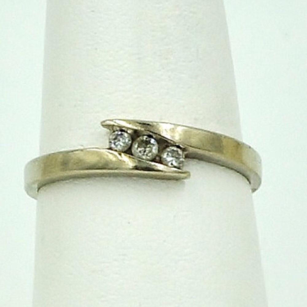 Gorgeous 10K White Gold 3-Diamond Ring, Size 7