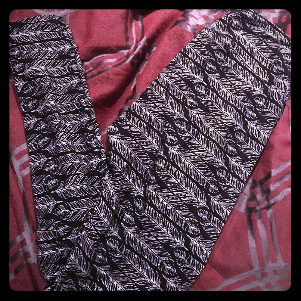 On sale !! Lularoe Feather Leggings Os
