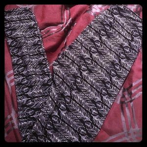 On sale !! Lularoe Feather Leggings Os