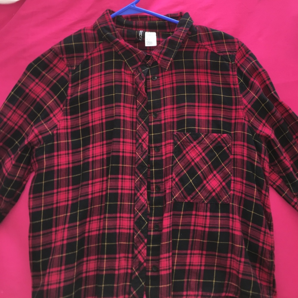 Cute plaid shirt, and can be worn as a flannel