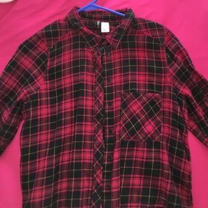 Cute plaid shirt, and can be worn as a flannel