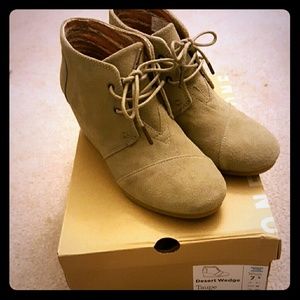 Toms desert wedge taupe suede women size 7.5