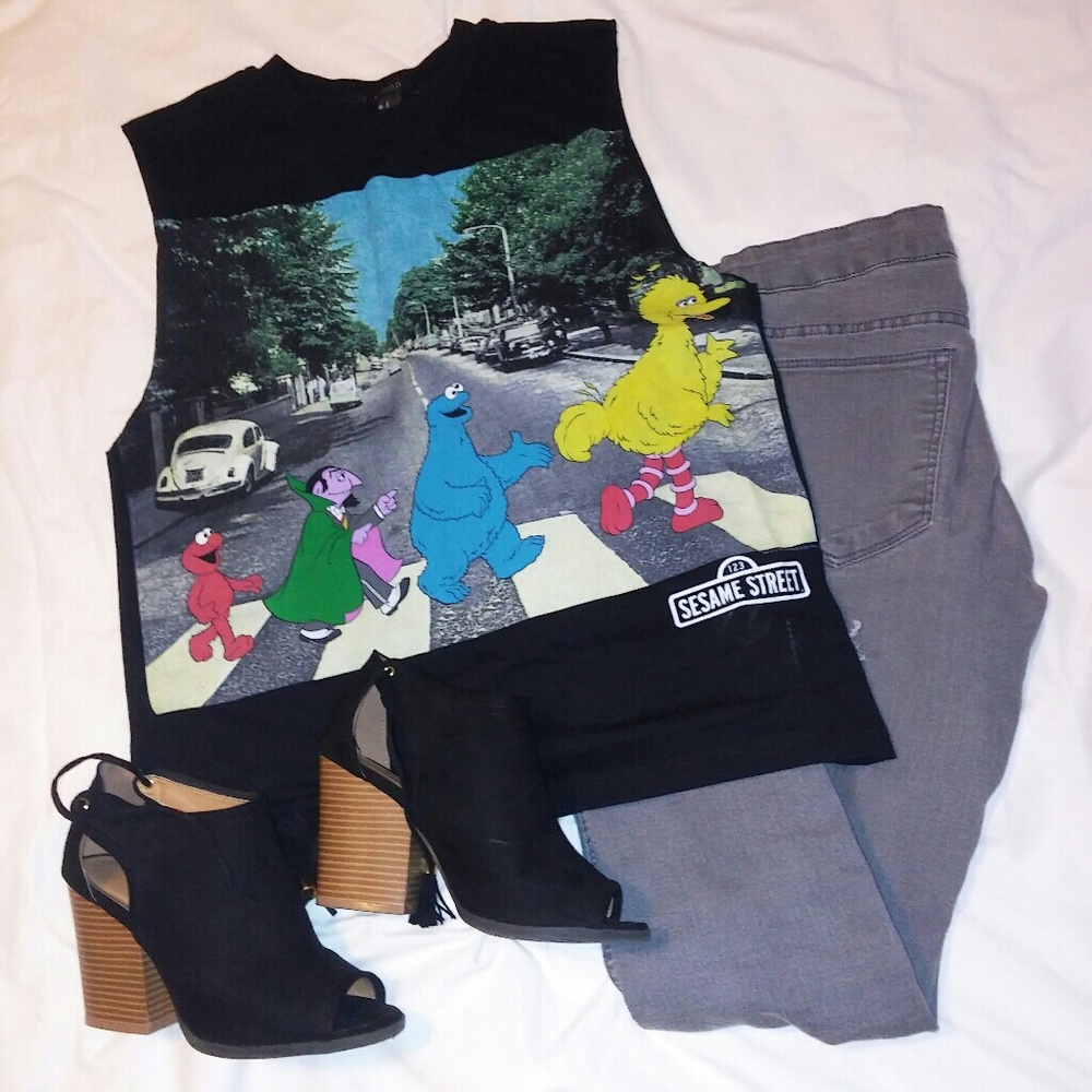 FOREVER 21 SLEEVELESS SHIRT