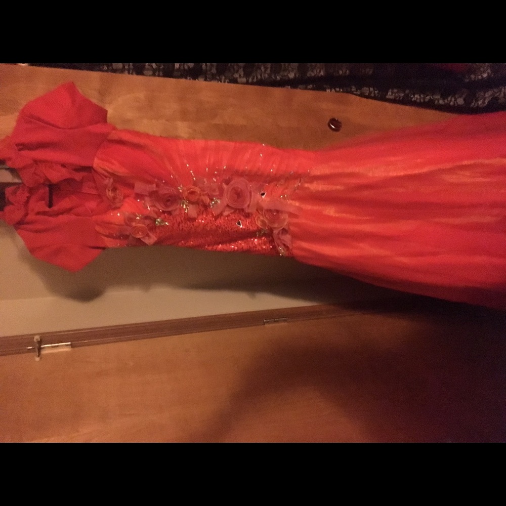 GORGEOUS FORMAL GOWN