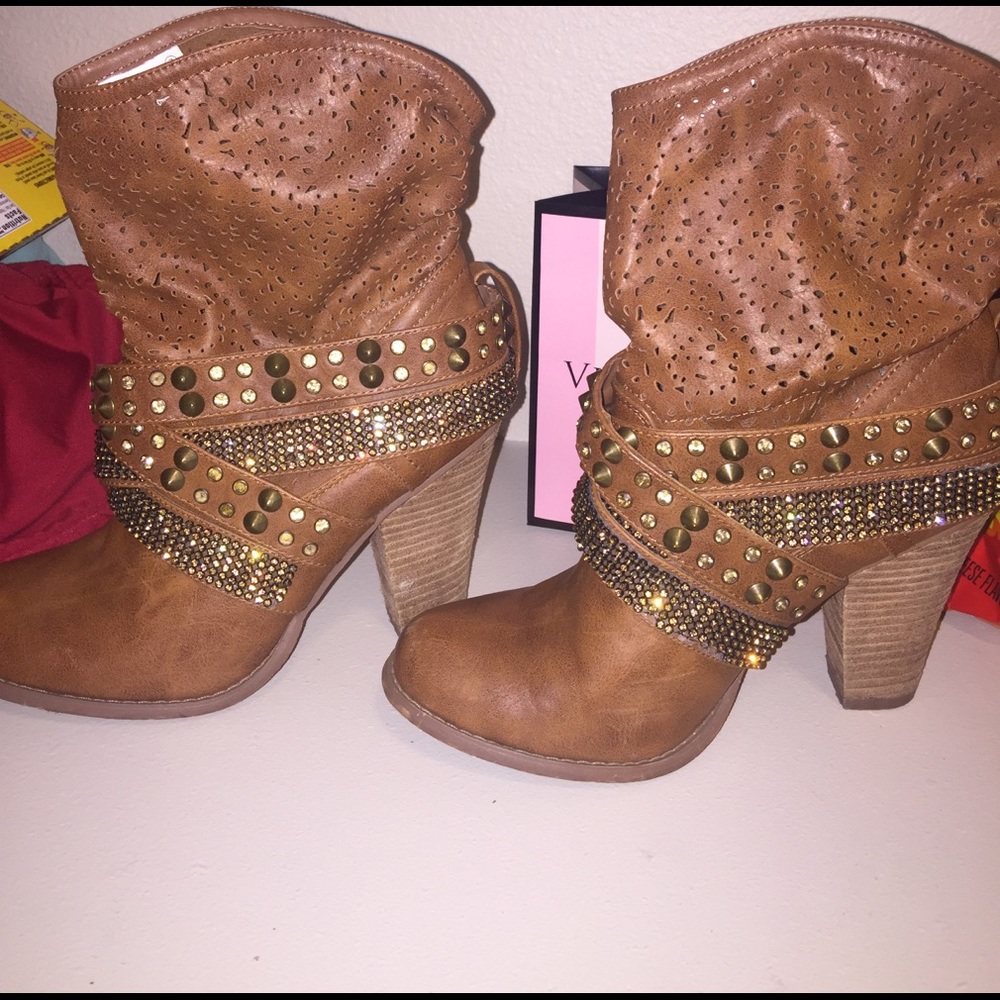 adorable buckle high heels!