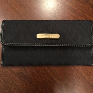 Perfect MK wallet for minimal credit cards