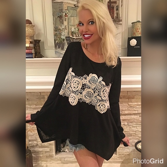 Tops - Shark bite hem crochet top!