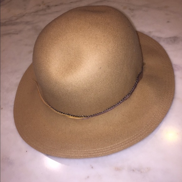 Lucky Brand Accessories - Lucky Brand NWOT tan feather hat
