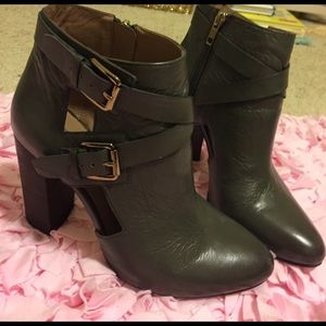 Gorgeous green booties w/ gold and cutout
