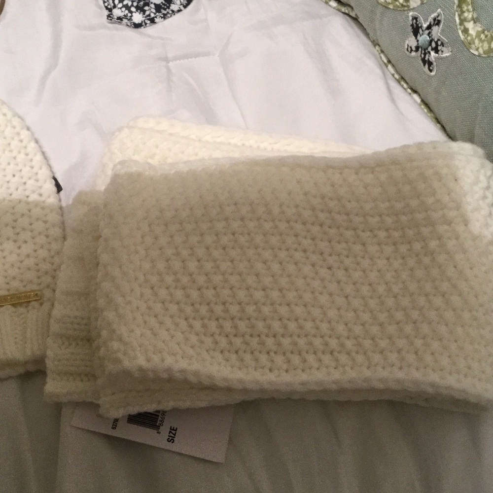 Michael Kors Hat and scarf - Picture 3 of 6