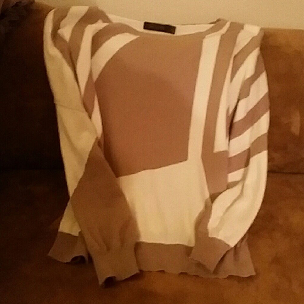 NWOT,  LIMITED, HEAD TURNING SWEATER! 👄 😘